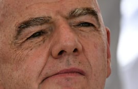 El presidente de la FIFA, Gianni Infantino, hace un gesto durante una visita a un complejo deportivo en Cali, Colombia, el 7 de agosto de 2026. (Photo by Jaime SALDARRIAGA / AFP)