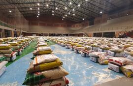 Las cestas de alimentos en el polideportivo municipal de Ciudad del Este, durante los primeros meses de la pandemia.