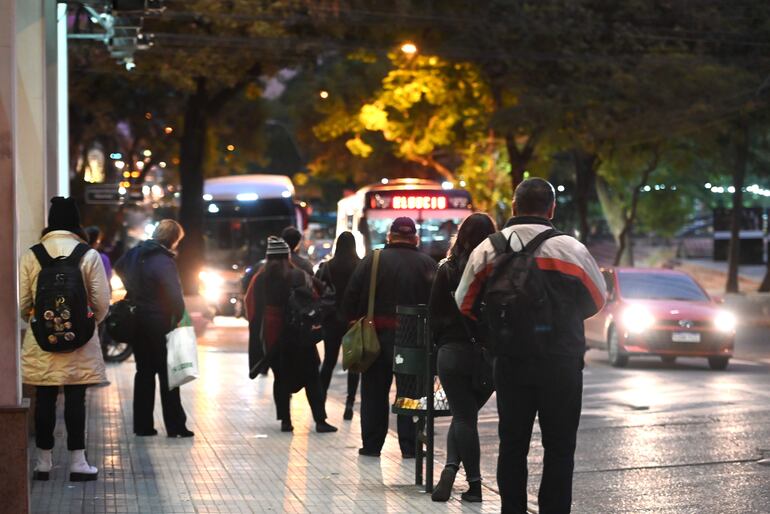 Fotos de gente esperando bus en el frio
Fernando Romero 15-06-23