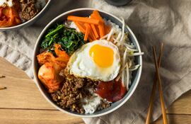 Arroz bibimbap coreano picante con huevo y carne, imagen ilustrativa.