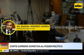 El Dr. Manuel Ramírez Candia en traje oscuro, habla a un grupo, mientras un intérprete de señas asiste en el fondo.
