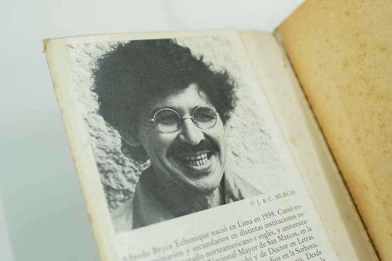 Un risueño Bryce, muy parecido a Groucho Marx, en la solapa de uno de sus libros
