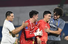 Óscar Toledo y Nelson Ferreira (c), arqueros de Recoleta FC, durante la tanda de los penales en el partido frente a Nacional por la Fase Preliminar de la Copa Sudamericana 2026 en el estadio Defensores del Chaco, en Asunción, Paraguay.