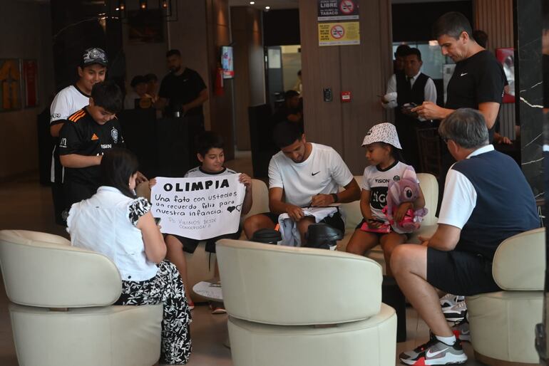 Mateo Gamarra, jugador de Olimpia, recibió a los hinchas en el hotel de concentración en Pedro Juan Caballero en la previa del partido ante 2 de Mayo por la segunda fecha del torneo Apertura 2026 de la Primera División de Paraguay.