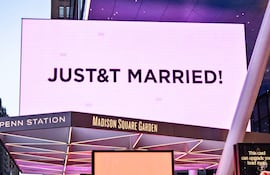 El Madison Square Garden se iluminó de rosa y mostró un letrero que decía "JUST&T MARRIED" (Recién casados) durante la celebración de la boda de Taylor Swift y Travis Kelce en Nueva York, Estados Unidos, el 3 de julio de 2026.