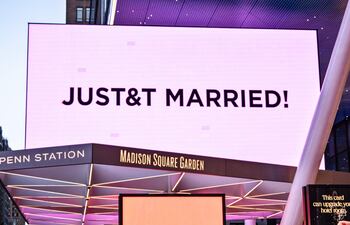El Madison Square Garden se iluminó de rosa y mostró un letrero que decía "JUST&T MARRIED" (Recién casados) durante la celebración de la boda de Taylor Swift y Travis Kelce en Nueva York, Estados Unidos, el 3 de julio de 2026.