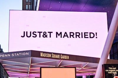 El Madison Square Garden se iluminó de rosa y mostró un letrero que decía "JUST&T MARRIED" (Recién casados) durante la celebración de la boda de Taylor Swift y Travis Kelce en Nueva York, Estados Unidos, el 3 de julio de 2026.