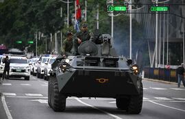Un tanque del ejército venezolano participa en un despliegue militar en apoyo al presidente de Venezuela, Nicolás Maduro, en la avenida Bolívar de Caracas el 23 de septiembre de 2025.