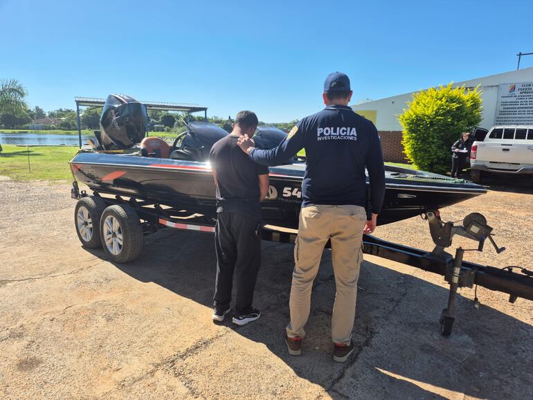 Edgar René Patiño Rodas, encargado de la zona de embarque del club náutico, fue demorado debido a que él habría accedido para que los maleantes guardaran en el sitio la deslizadora.