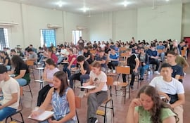 Alumnos llevan a cabo los examenes para acceder a las Becas del Gobierno.