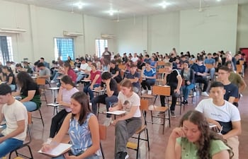 Alumnos llevan a cabo los examenes para acceder a las Becas del Gobierno.