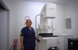 La licenciada Sonia Espinosa, técnica del Hospital de Carapeguá, junto al mamógrafo.