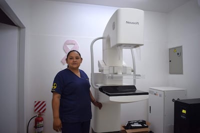La licenciada Sonia Espinosa, técnica del Hospital de Carapeguá, junto al mamógrafo.