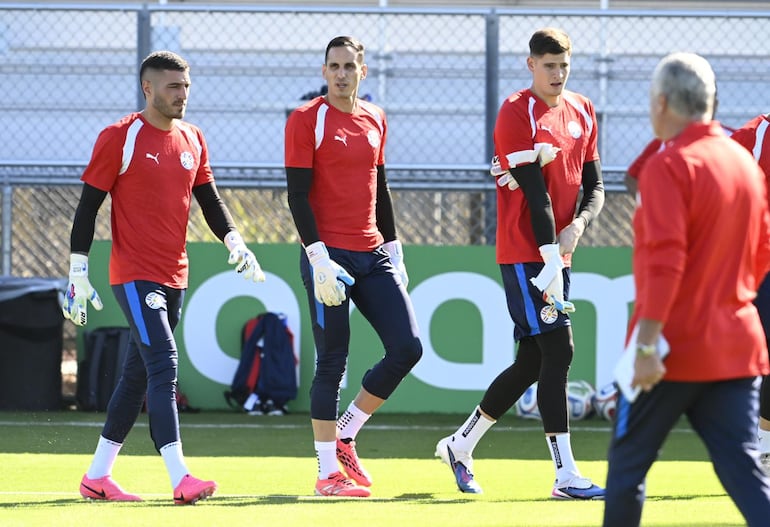 Los porteros de la selección paraguaya, Gastón Olveira, Roberto "Gatito" Fernández y Orlando Gill alistándose para empezar con los trabajos específicos del puesto.