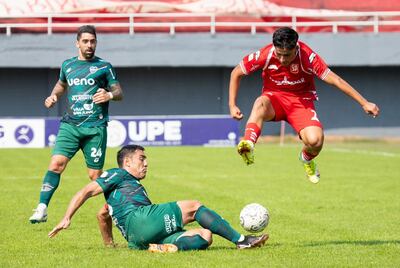 Barrida del experimentado Miguel Paniagua, para abortar el intento del atacante rojo, Lian Mendoza. (Foto: APF)