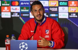 El mediocampista español del Atlético de Madrid, Koke, hace gestos durante una rueda de prensa en la víspera del partido de ida de las semifinales de la UEFA Champions League contra el Arsenal, en el estadio Metropolitano de Madrid.