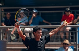 El tenista paraguayo Adolfo Daniel Vallejo durante el partido de Primera Ronda del ATP 250 de Chile Open en el San Carlos de Apoquindo, en Santiago, Chile.