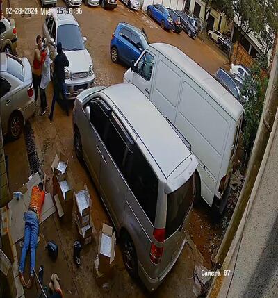 Los delincuentes reducen a las víctimas antes de llevarse las baterías para celulares.