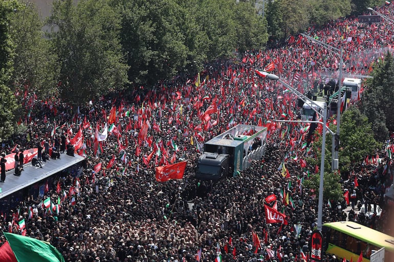 Ciudadanos iraníes participan en la ceremonia fúnebre del difunto Líder Supremo iraní, el Ayatolá Ali Jamenei, en Teherán, Irán. Irán celebra un funeral de Estado de varios días, del 4 al 9 de julio de 2026, en honor al líder, quien falleció en un ataque aéreo conjunto de Estados Unidos e Israel el 28 de febrero de 2026.