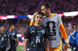 Andrés Cubas y Gatito Fernández de Paraguay lucen abatidos tras la derrota del equipo en el partido del Grupo D de la Copa Mundial de la FIFA 2026 entre Estados Unidos y Paraguay en el Los Angeles Stadium.