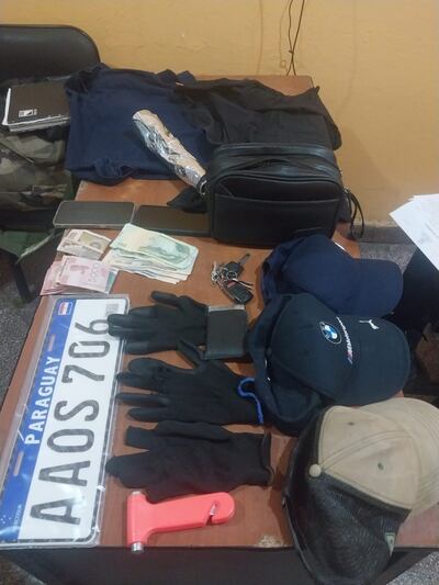 Dos sujetos fueron detenidos anoche en Fernando de la Mora, luego de presuntamente romper vidrios de autos para hurtar pertenencias ajenas.