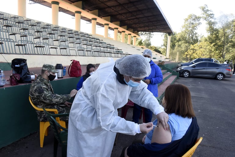 Imágenes de las primeras jornadas de vacunación contra el covid en Paraguay. 