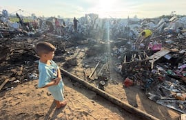 Un niño observa como ha quedado el campamento donde residen desplazados tras un bombardeo en la noche del pasado lunes en Jan Yunis (sur de Gaza).