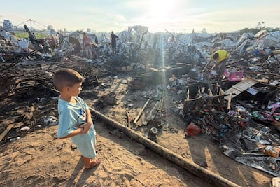 Un niño observa como ha quedado el campamento donde residen desplazados tras un bombardeo en la noche del pasado lunes en Jan Yunis (sur de Gaza).