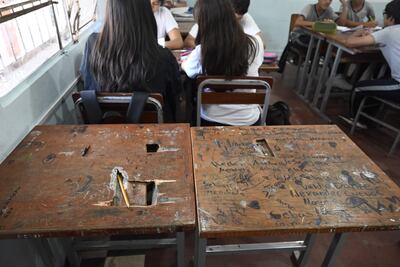 Muebles destrozados en la escuela Emilio Ferreira, del barrio Trinidad de Asunción.