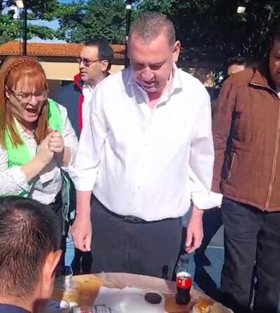El senador Javier Zacarías Irún fue escrachado al momento de acudir a votar y a su lado se ve a la mujer con chaleco de voto accesible del TSJE haciendo hurras.
