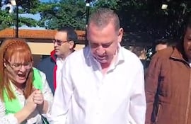 El senador Javier Zacarías Irún fue escrachado al momento de acudir a votar y a su lado se ve a la mujer con chaleco de voto accesible del TSJE haciendo hurras.