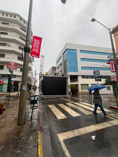 Una persona atraviesa la desolada calle Palma, donde ya se encuentra instalada una pantalla gigante para ver el juego entre Paraguay y Turquía.