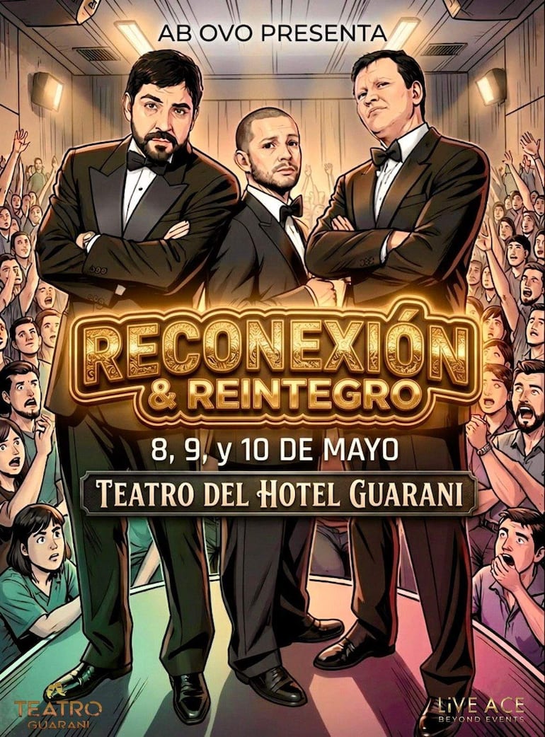 Tres hombres en trajes de gala en el escenario, con expresiones serias, presentan el evento en un teatro lleno.