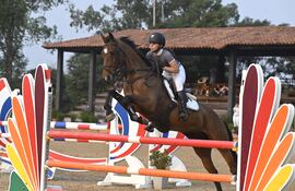 Excelente postura de la campeona Mónica María Vargas Gómez, del Horse King, montando a Espartano, en la categoría 1,10 metros.