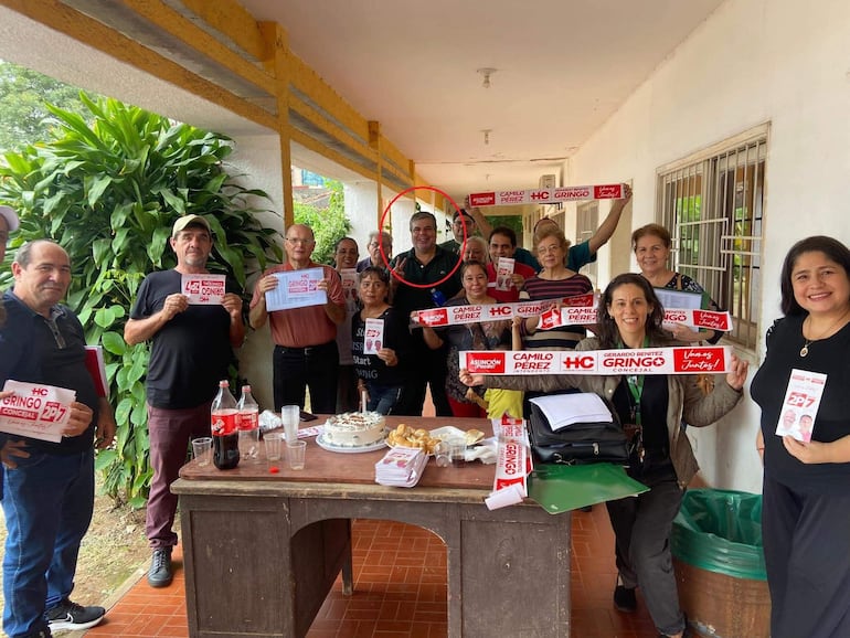 Marcos Giménez, director de RR.HH. de la Junta Municipal de Asunción, en medio de un grupo de hurreros de Camilo Pérez (ANR-HC).