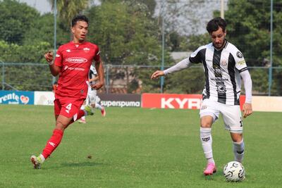 Alfredo Machado transporta el balón ante Leandro Esteche. (Foto: APF)