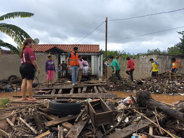 En la localidad de Guarambaré unas 40 familias quedaron damnificadas tras el temporal. La municipalidad, bomberos y la SEN asisten a las víctimas.