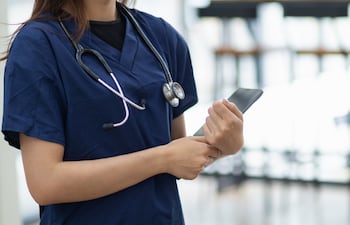 Médica con un estetoscopio.