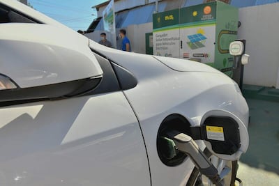 Itaipú ya habilitó varias estaciones para recargar autos eléctricos, a lo largo de la ruta PY02.