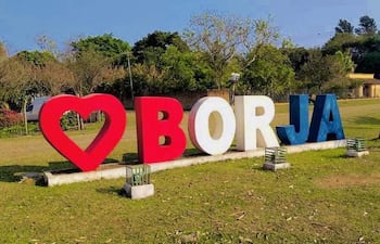 Letras grandes en rojo y azul con el mensaje 'I ❤️ BORJA' en un ambiente exterior, sin personas visibles.