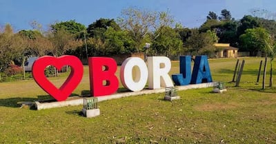 Letras grandes en rojo y azul con el mensaje 'I ❤️ BORJA' en un ambiente exterior, sin personas visibles.