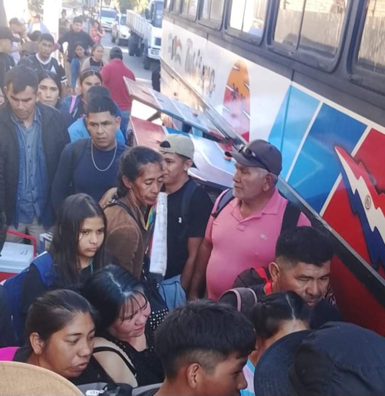 Pasajeros con destino a Bahia Negra