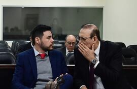 Senador Erico Galeano (ANR - cartista) habla con el Abg. Ricardo Estigarribia, uno de sus defensores.