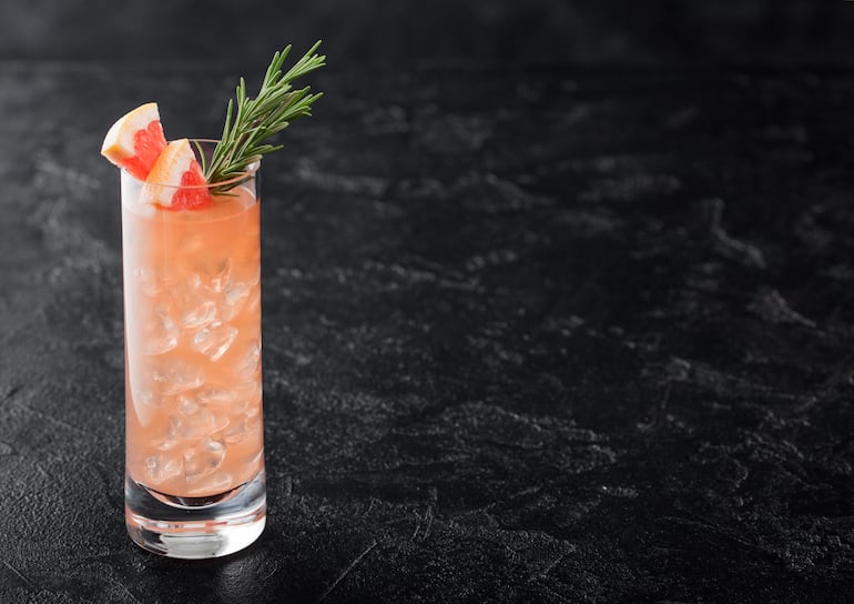 Highball con sidra y pomelo rosado.