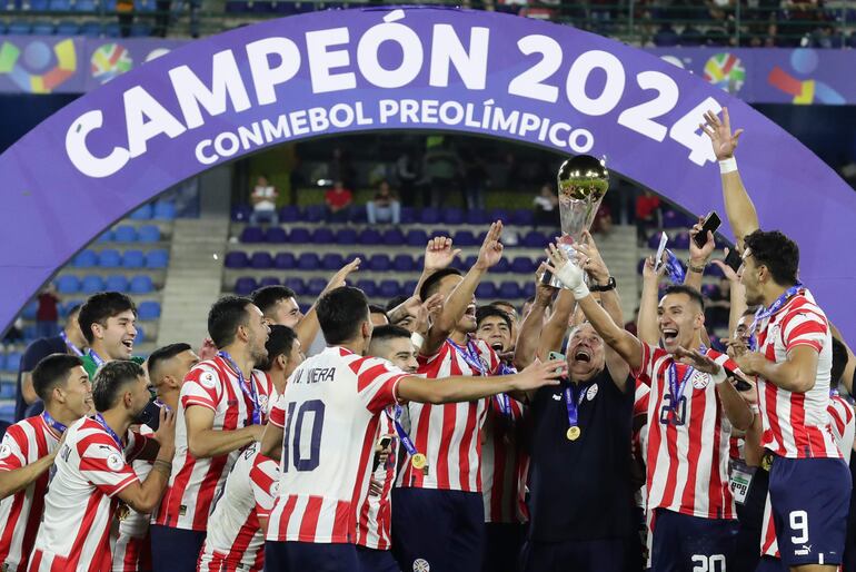 Los jugadores de Paraguay celebran la clasificación a Los Juegos Olímpicos París 2024 y la consagración de campeón del Preolímpico 2024 en el estadio Nacional Brígido Iriarte, en Caracas, Venezuela.