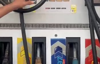 Un usuario grabó el momento de la carga y aseguró que el surtidor marcaba más litros de los que le cargaron.