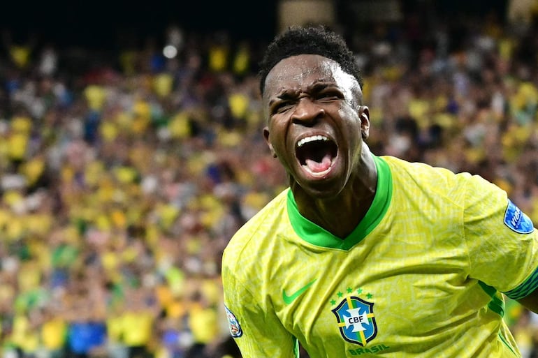 Vinicius Jr., jugador de Brasil, celebra un gol en el partido frente a Paraguay por la segunda fecha del Grupo D de la Copa América 2024 en el Allegiant Stadium, en Las Vegas, Nevada.