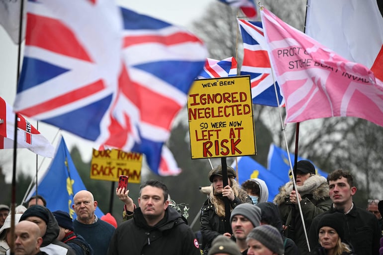 Manifestantes en una marcha desde la entrada del Campo de Entrenamiento de Crowborough, un antiguo emplazamiento militar, en Crowborough, sureste de Inglaterra, el 25 de enero de 2026, durante una protesta para exigir que los barracones no se utilicen para albergar a solicitantes de asilo. 