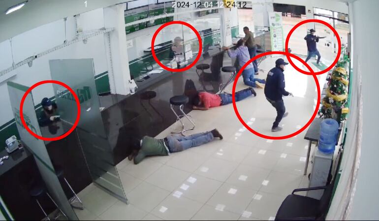 Se inicia el tiroteo contra el policía que estaba afuera de la casa de cambios.