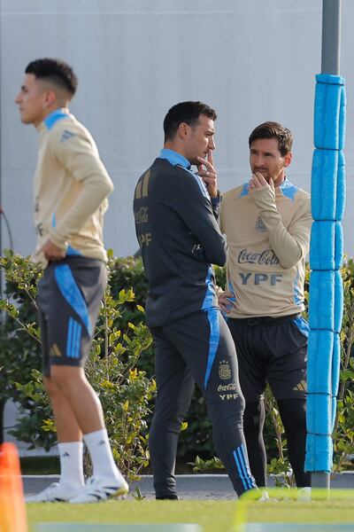El entrenador de la selección argentina de fútbol Lionel Scaloni (d) habla con el jugador Lionel Messi (d) este martes, durante un entrenamiento en el predio Lionel Andrés Messi en Ezeiza, provincia de Buenos aires (Argentina).
